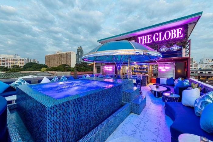 the globe hotel bar and restaurant