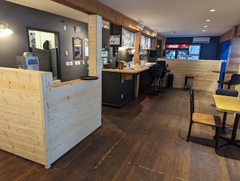 Gordie's Restaurant Lounge Inn,Malcolm Island>>Alert Bay,2.5 star