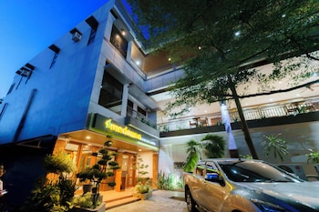 madonna hometel and suites new pandan