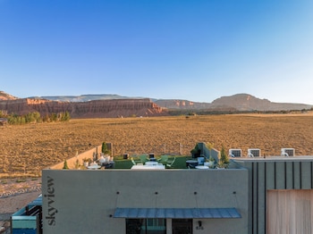 Skyview Hotel,876 W Sr 24,2 star