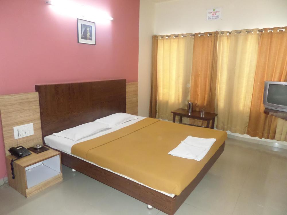 hotel vrindavan deluxe kolhapur