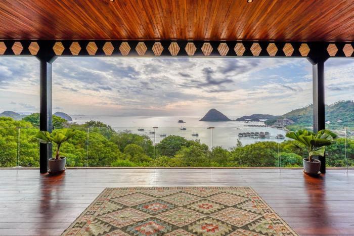 paradise garage komodo villa