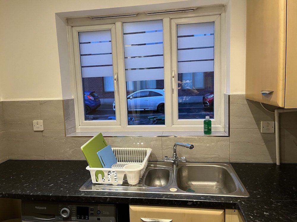 entire captivating 2 bed house in manchester