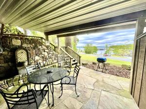 su15 spacious studio with full kitchen dining table and rock patio overlooking lake ouachita by redawning