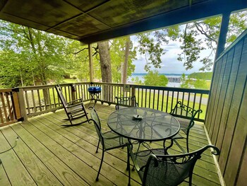 lake view king studio with full kitchen deck overlooking lake ouachita king bed and queen sleeper sofa by redawning