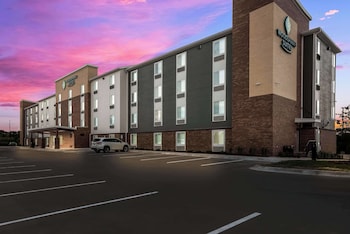woodspring suites milwaukee menomonee falls