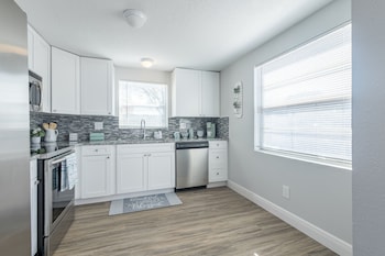 Sleeps 6 Hot Tub Fenced Yard Cozy Chic,United States Of America>>Tampa,3 star