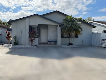 Amazing & Cozy Duplex Near Zoo Miami,Miami>>Coopertown,3 star