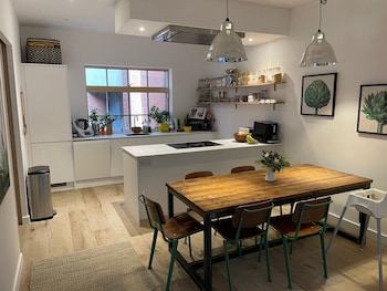 ideal bristol getaway 3 bed harbourside home