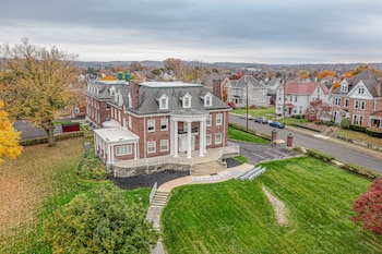 The Grandeur Estate,United States Of America>>Greensburg,2.5 star