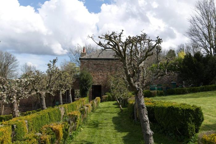 Cosy Secret Cottage In A Beautiful Walled Garden,Ryton>>Gateshead,3 star