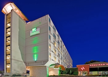 holiday inn manhattan at the campus by ihg