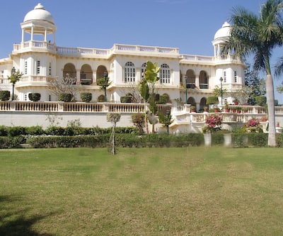 Balaram Palace Resort,Chitrasani,2 star