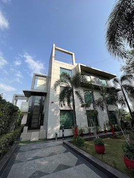 Yuhi Mansions | A Boutique Stay,Sector 45,3 star