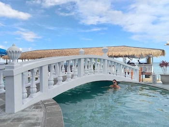 gili beachfront suites