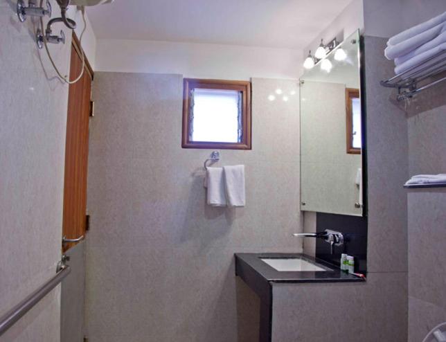 Hotel Rains Inn,Paltan Bazaar Area,3 star