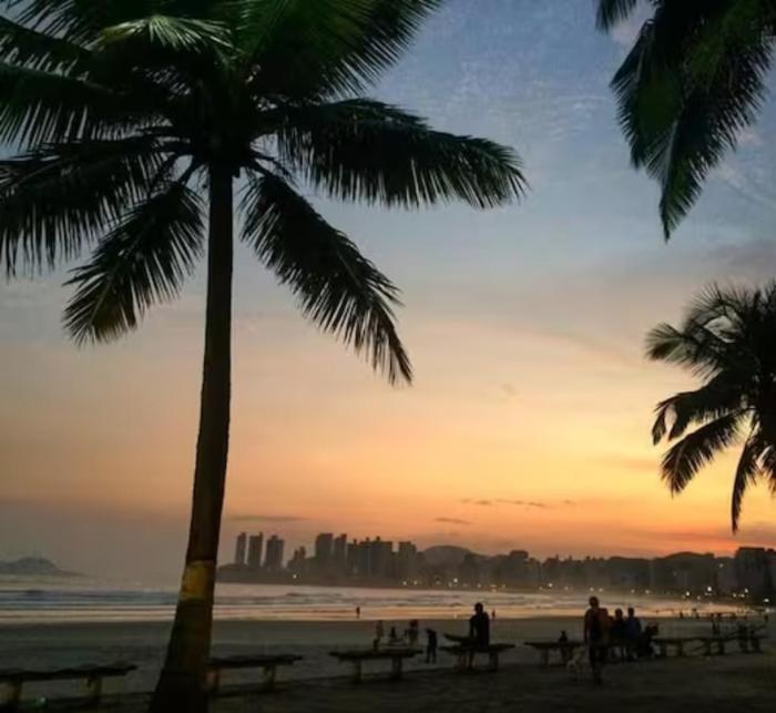apto proximo da praia da enseada c wi fi