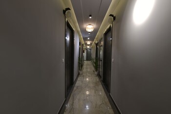hotel adhiraja palace