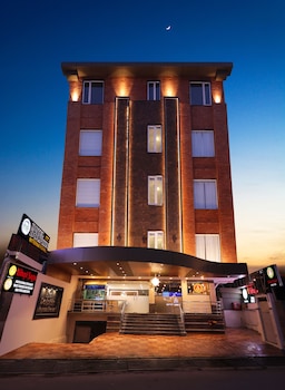 Hotel Dolphin International,Bhelupur,3 star