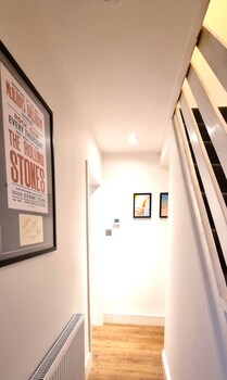 modern 6 bedroom 4 bath house w parking