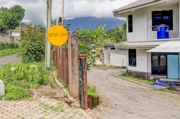 spot on 3940 villa gunung agape