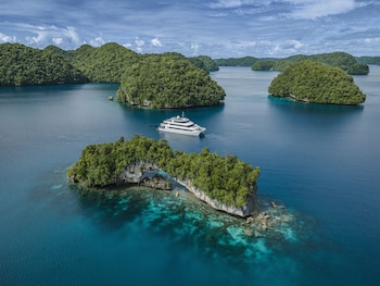 Four Seasons Explorer, Palau - Cruising Resort,Palau>>Koror,5 star