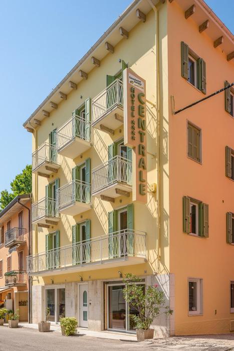 Hotel Centrale,Gardone Riviera>>Desenzano Del Garda,4 star