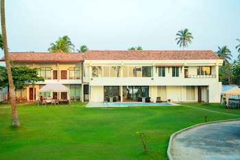 Kay Jay Beach Front,Uswetakeiyawa>>Colombo,3.5 star