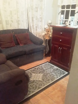 Derick's Inn,Trinidad>>Piarco,2 star