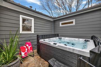harley house with hot tub and grill historic district