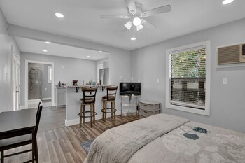 grey haus casita peaceful hill country views