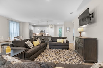 pristine 3 bedroom home near canyon lake