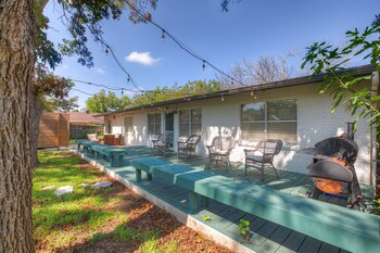 stylish home lrg yard w games grill hot tub