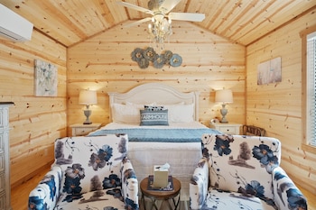 Stunning Cabin Right On Main St!,United States Of America>>Fredericksburg,4.5 star