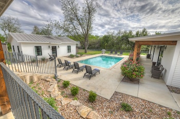 schubert inn main with pool and grill 2blks to main