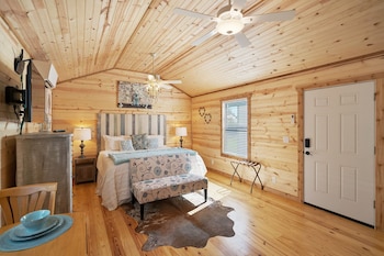 Charming Casita Right On Main St!,United States Of America>>Fredericksburg,4.5 star
