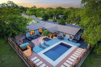 das weinhaus pool and hot tub walk to main st