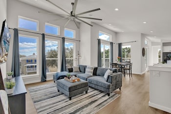 Stunning Lake Home With Pool-Beach-Gym-Boat Access,Leander>>Lakeside,5 star