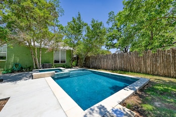 gorgeous home 2 blks to main st with pool and spa