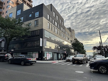 regal inn and suites new york laguardia hotel