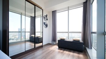 minimalist with beautiful view 2br at grand sungkono lagoon apartment