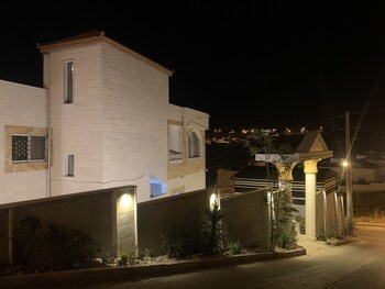 Paradise Tree,Wadi Musa>>Petra,1 star