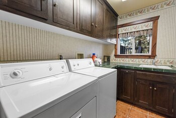 Big Bear Villa,41196 Maryland Rd,2 star