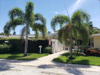 Sea Spray Resort,,2 star