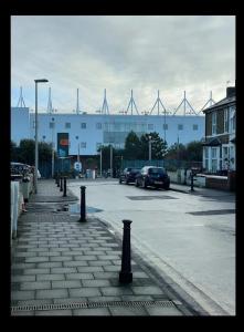 newly refurbished clarendon apartments free wifi parking