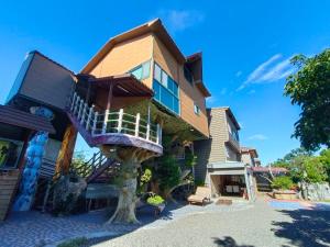 peak tree house