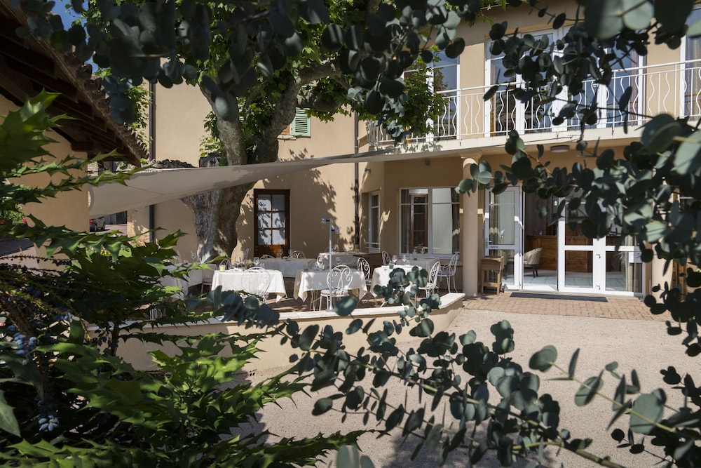 Auberge De Clochemerle, Spa Privatif & Restaurant Gastronomique,Le Perreon>>Gleize,3 star