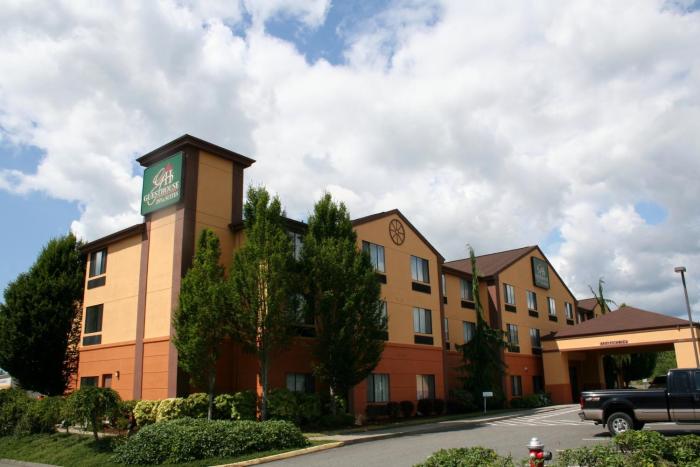 evergreen inn and suites