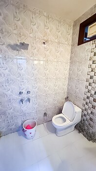 Roomshala 142 Bed Chamber South Ex,India>>New Delhi,2 star