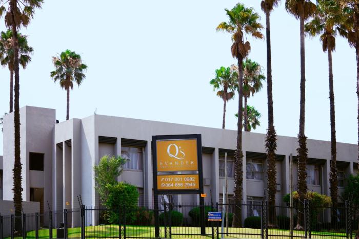 Q's Evander Hotel And Apartment,Govan Mbeki>>Evander,3 star